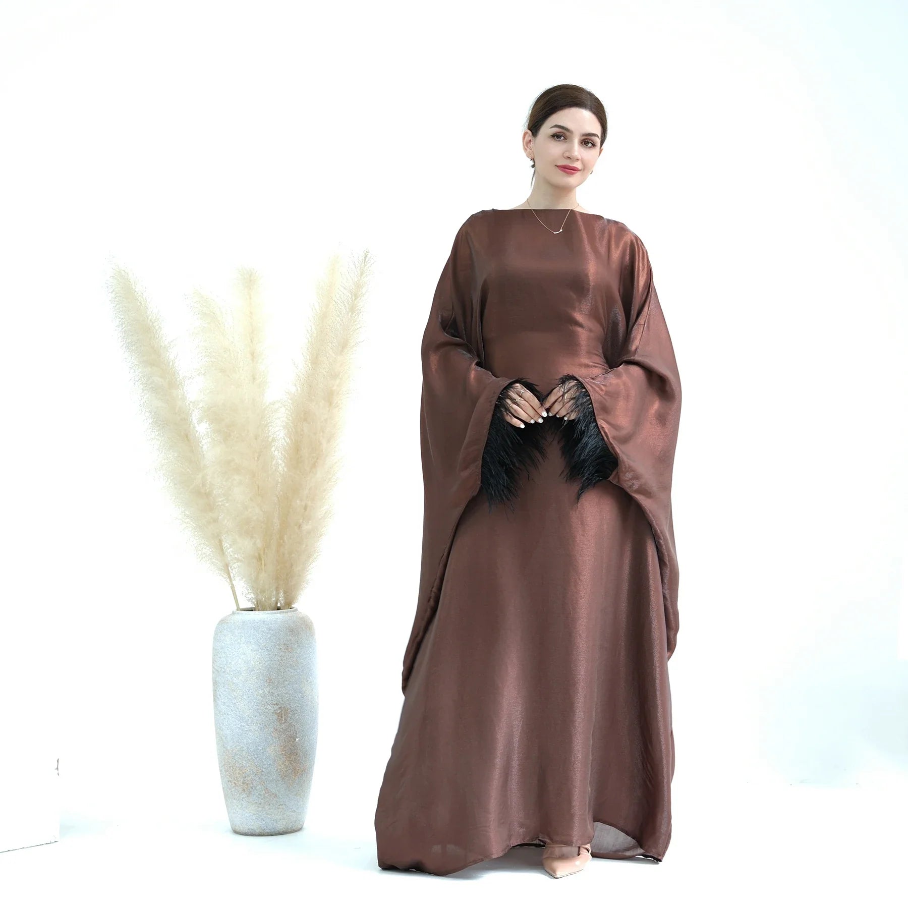 Loriya Vêtements Islamiques Plume Fermé Abayas Femmes Robe Musulmane Turquie Dubaï Abaya Robe Modeste avec Ceinture à Nouer à l'Intérieur 