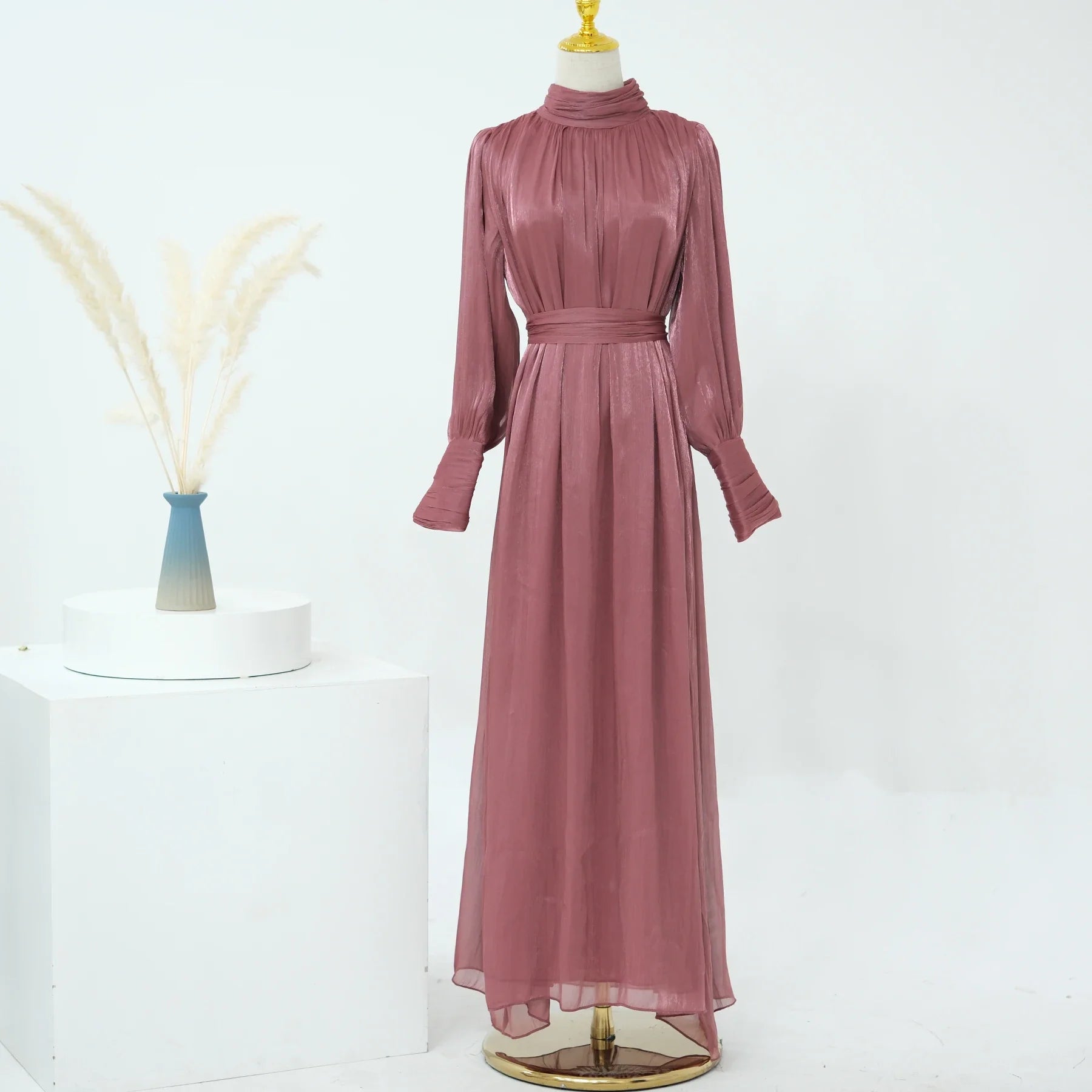 Loriya Abaya 2024 Vêtements islamiques Robes modestes pour femmes Polyester brillant Vêtements décontractés Abaya Femmes Robe musulmane avec doublure 