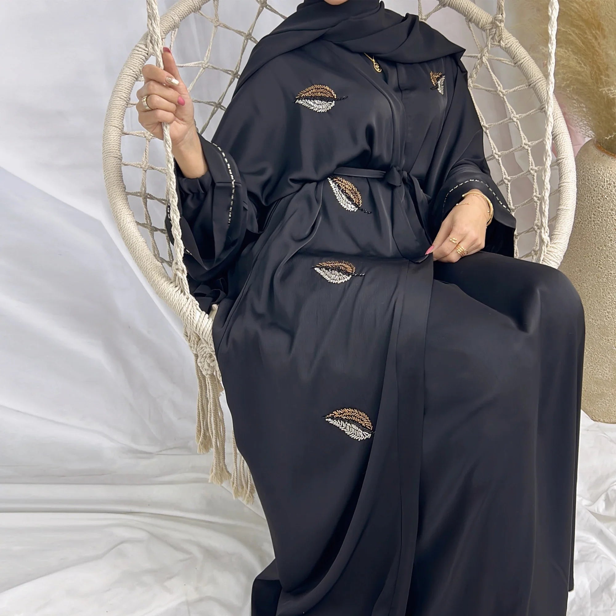 Loriya Luxe Dubaï Abaya Vêtements Islamiques Femmes Robe Musulmane Froissé Satin Fait Main Perles Ouvert Abaya 